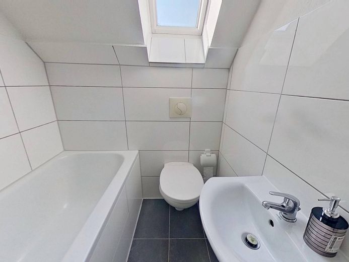 Appartement 3 pièces confortable avec salle de bains avec baignoire à Bielefeld-Mitte – Ansicht II: Bad