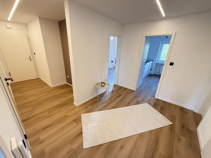 ERSTBEZUG - Vollständig sanierte 3-Zimmer-Wohnung mit Loggia und ca. 4 % Mietrendite in Nbg-Zabo – Flur