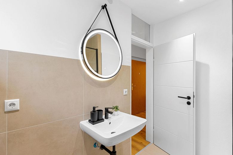 Sofort einziehen! Helle, renovierte Wohnung in toller Lage von Straubing – Badezimmer