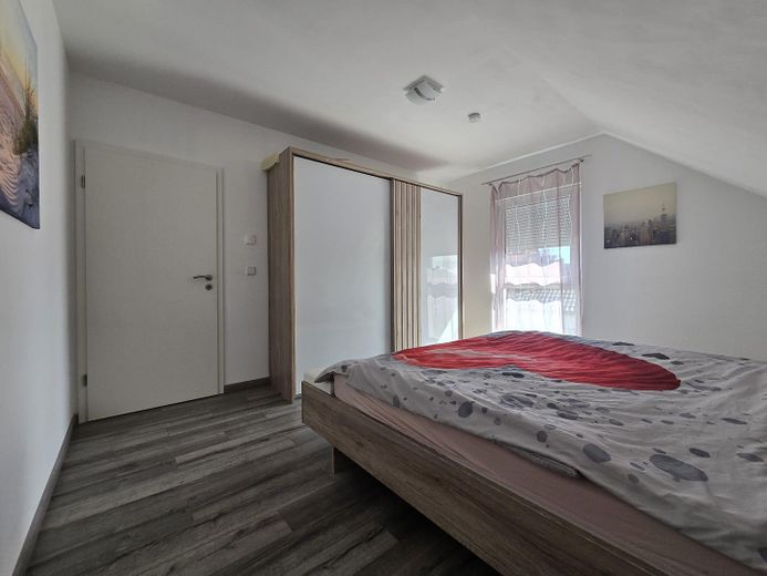 Provisionsfreies Einfamilienhaus mit Photovoltaik, Doppelgarage und gepflegtem Garten – Фотографія 13