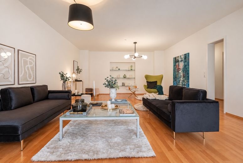 Bezugsfreie, renovierte 2-Zimmer-Wohnung mit Balkon und offener Wohnküche – Wohnzimmer