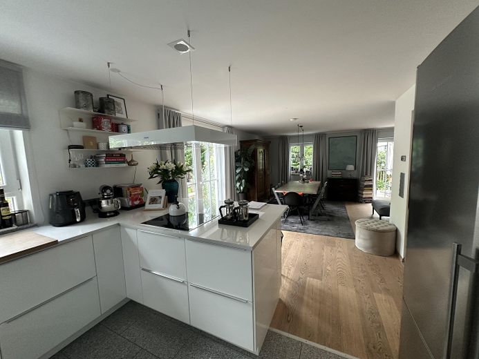 Near Simmerleinplatz: As-new, bright XXL semi-detached house, upscale features, KFW70 standard, with fitted kitchen – EG Küche/Essen