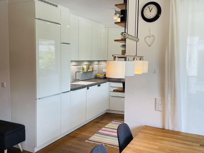 München-Aubing: Neuwertige familienfreundliche 4-Zimmer-Wohnung mit Blick ins Grüne / S-Bahn-Nähe – Küche / Essen