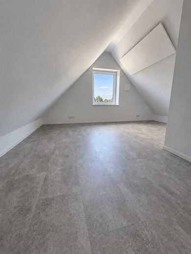 Senza commissioni: porzione di bifamiliare come nuova con impianto fotovoltaico, pompa di calore, giardino d’inverno estivo e carport – Foto 11
