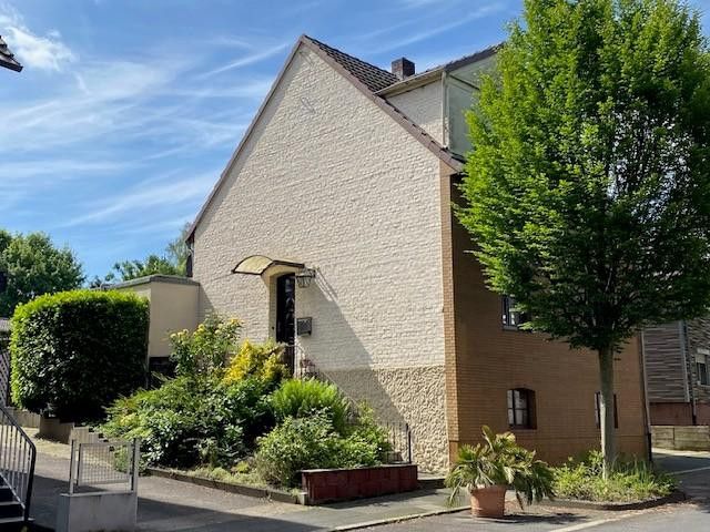 Freistehendes Einfamilienhaus mit viel Charme und sonnigem Garten – Frontansicht