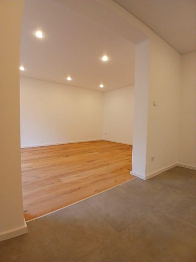 Piso de 4 habitaciones completamente renovado con balcón en Trier-Heiligkreuz – de alta calidad y listo para entrar a vivir – Wohnen / Essen