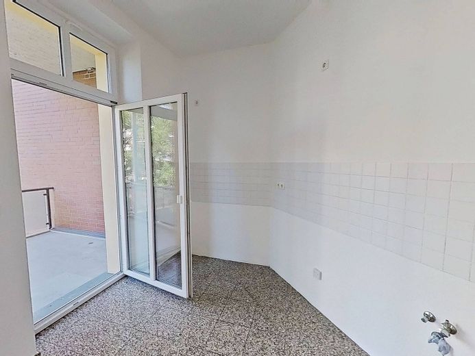 Historischer Charme trifft Wohnkomfort – 4-Zimmer-Altbauwohnung mit Balkon – Ansicht II: Küche mit Zugang …