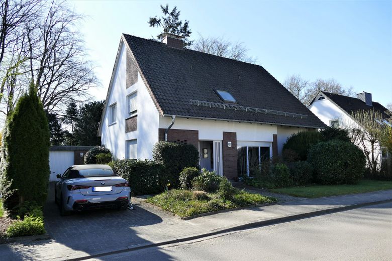 Nordseite mit Eingang u.Garage