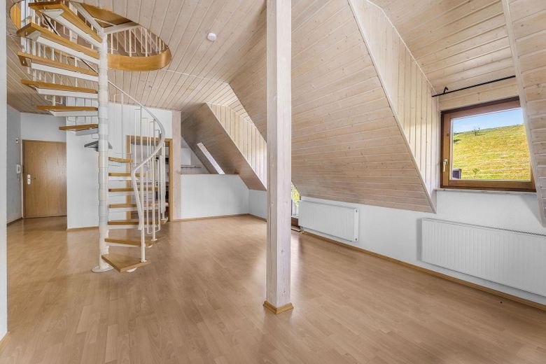 Helle 3-Zi.-Maisonette mit Empore, Balkon & Einbauküche in Schönebürg – Zdjęcie 8