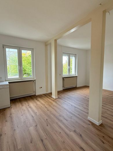 Apartamento de 2 habitaciones recién renovado con balcón y cocina equipada en Koblenz-Horchheim – Wohnzimmer