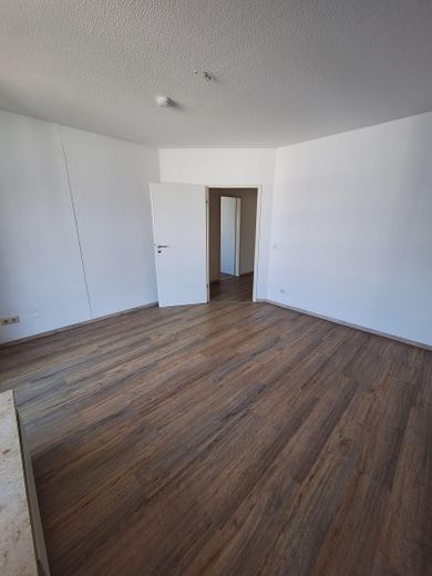 Renovierte, schöne 2-Zimmer Wohnung Krefeld Mitte – Zugang zum Schlafzimmer