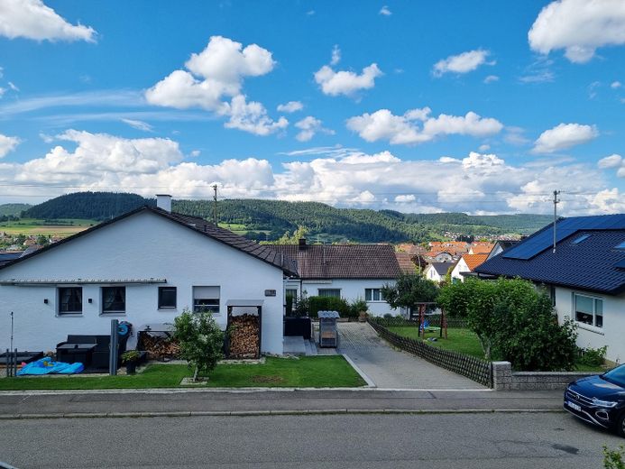 Großzügiges Einfamilienhaus mit 4 Garagen – Provisionsfrei – Ideal für große Familien – Aussicht über Nendingen