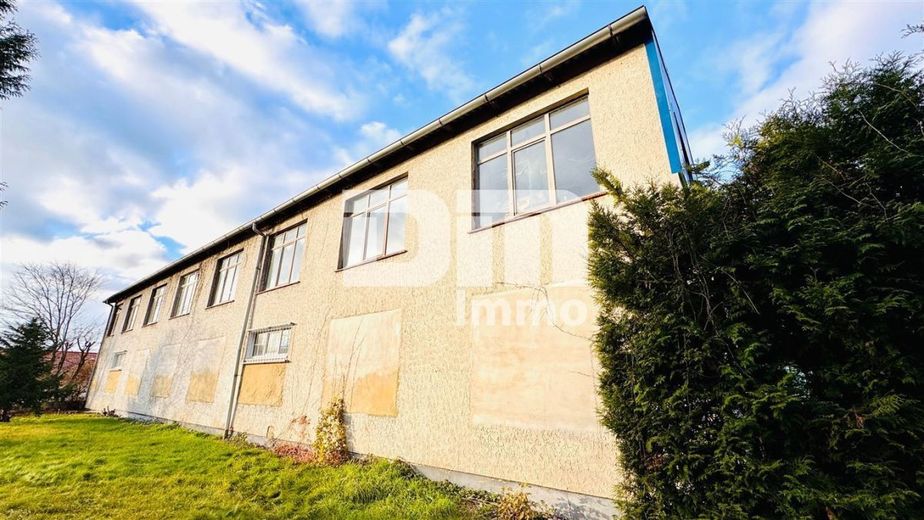 Modernisierter Gewerbekomplex (2 Gebäudeteile) mit langfristigem Mieter + freie Flächen im OG – Seitenansicht