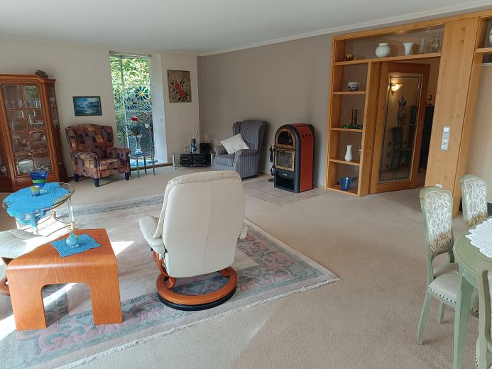 Traumhaus mit Sauna & großzügigem Gartengrundstück in Aurich-Wiesens – Provisionsfrei – Wohnzimmer im Erdgeschoss