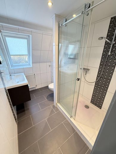 Modern zarafet: En iyi konumda şık bir şekilde modernize edilmiş çatı katı dairesi – Modernes Bad mit Großer Dusche