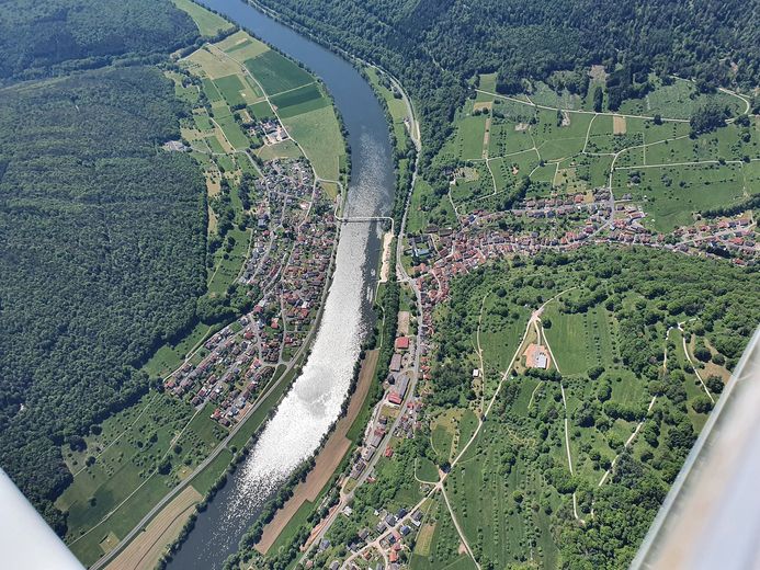 Moderne 92m² Dachwohnung mit Mainblick – sofort bezugsfertig & ruhig gelegen – Luftbild 3000ft 