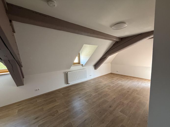 Herrschaftlich wohnen in nachhaltig sanierter DG-Wohnung mit Nebenkosten Fix-Pauschale! – Schlafzimmer 1