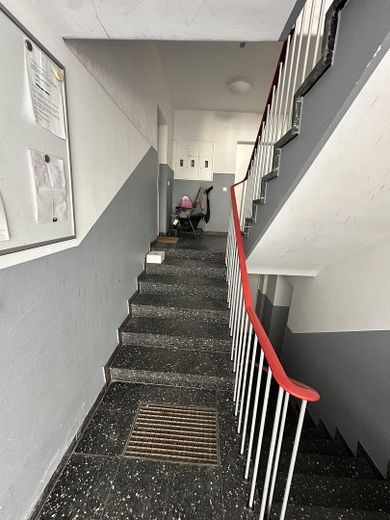 2-Zimmer-Wohnung mit sonnigem Balkon in begehrter Lage – Treppenhaus