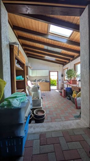 Gepflegtes Zweifamilienhaus mit großem Garten, Garagen und vielfältigen Nutzungsmöglichkeiten – Gartenhaus