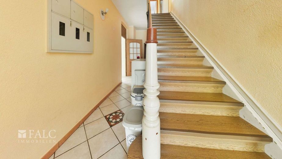 Gut erhaltener Altbau mit grossem Platzangebot – Flur_Mitte