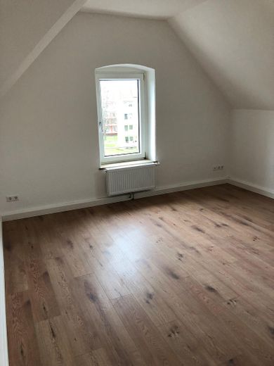 Işıkla dolup taşan 3 odalı daire, balkon ve modern banyo ile – Kinderzimmer