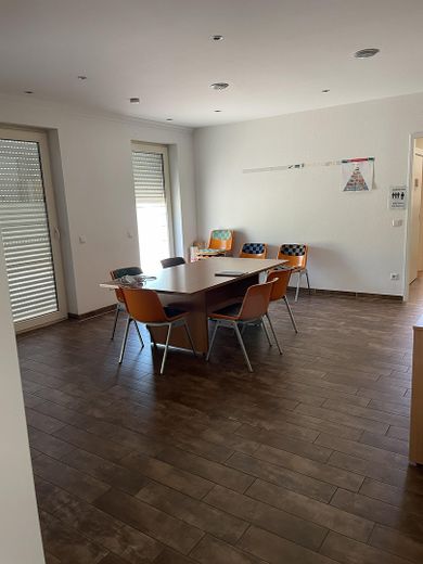 Spazio commerciale al piano terra in posizione favorevole al traffico – Besprechung
