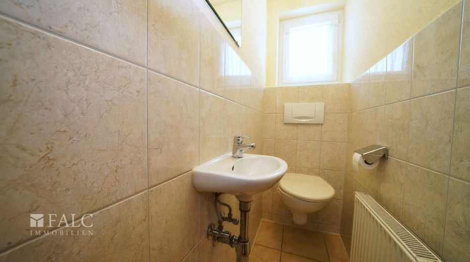 Alles was das Eigentum begehrt! Idyllisches Einfamilienhaus mit viel Potenzial - FALC Immobilien – sep. WC EG