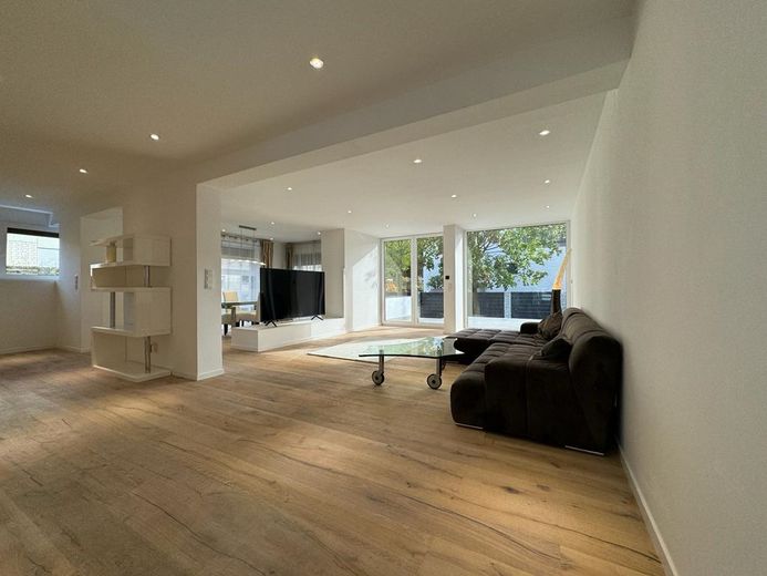Modernes, großzügiges Einfamilienhaus mit Einliegerwohnung und Garage am Waldrand – Wohnzimmer