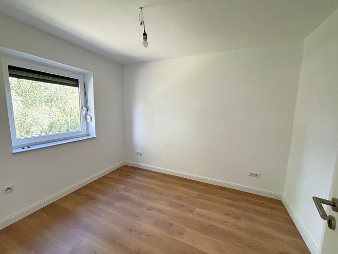 Gemoderniseerde rijwoning met warmtepomp, energielabel B en garage, zonder courtage – Foto 6