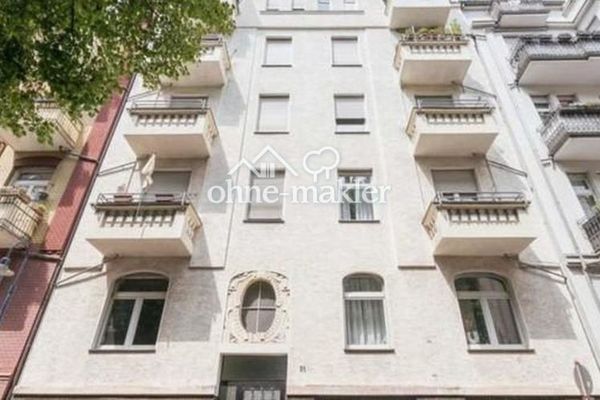 Élégant et paisible au cœur de Wiesbaden : spacieux appartement ancien avec quatre balcons