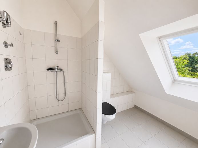 Lichtdurchflutete 2-Zimmer-Dachgeschosswohnung mit neuer Einbauküche in Berlin-Grünau – Badezimmer