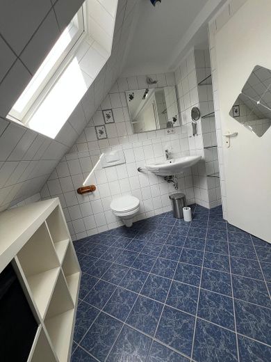 Bad mit Badewanne und WC