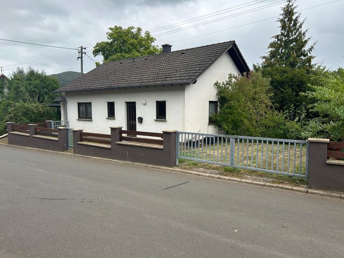 Casa unifamiliare ben tenuta con grande potenziale e terreno edificabile aggiuntivo a 54570 Neroth – Ansicht