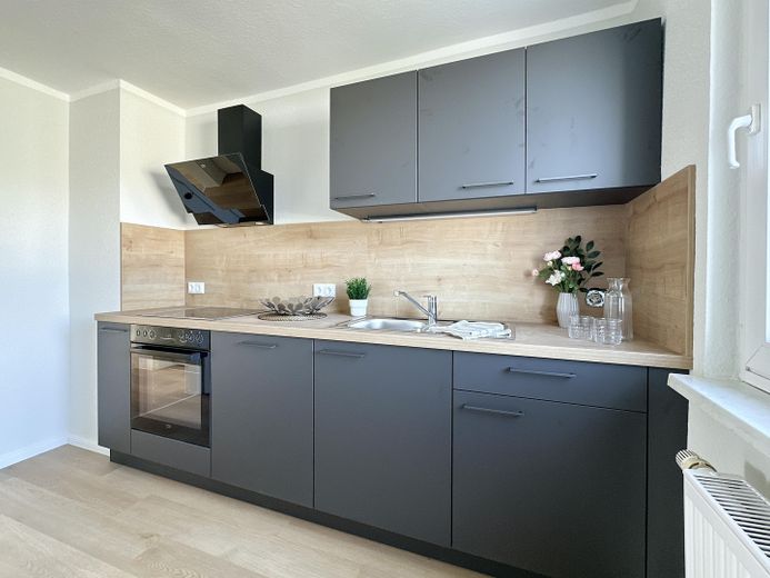 Vermietete 3-Zimmer-Wohnung mit Einbauküche und Südbalkon – Kapitalanlage in Bützow – Küche
