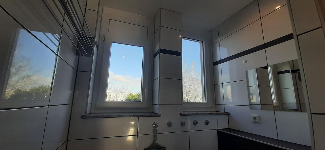 Voll vermietetes Mehrfamilienhaus mit stabilem Cashflow und Entwicklungspotenzial in Krefeld – 1.OG Badezimmer