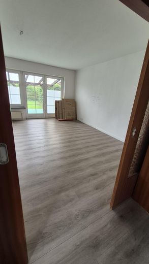 Casa a schiera di testa ben tenuta con giardino recintato e posto auto coperto – Wohnzimmer