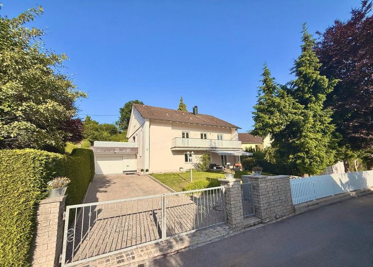 Hausfront mit Einfahrt/ Garage