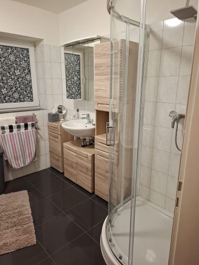 Ideal für Paare: 3 ZKB, Waschkeller, Gartennutzung – Bad mit Dusche
