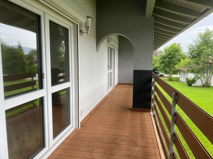 EINZIEHEN UND SPAREN: Große 3-Zimmer-Wohnung mit großem BALKON und EBK im staatlich anerkannten Naturerholungsort Lechbruck am See – Ansicht I: Balkon