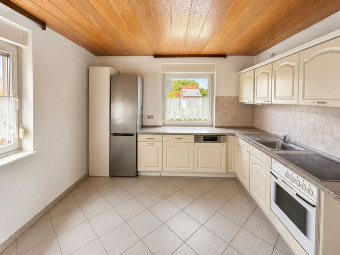 Familientraum mit Paradiesgarten - Schnuckeliges Haus - 5 Zimmer, Terrasse, Doppelgarage, Bestlage! – Helle und funktionable Küche