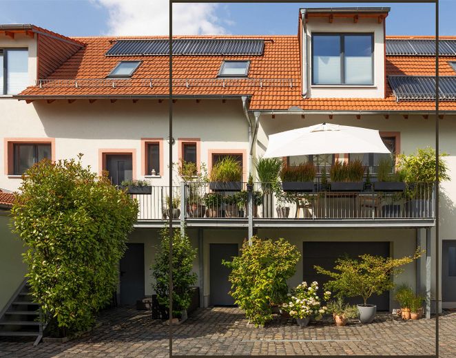 Ancienne ferme, nouvel art de vivre ! Magnifique appartement duplex moderne de 3 pièces. – Blick von außen mit Rahmen