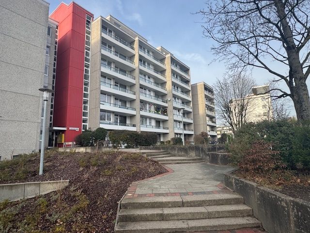 Kapitalanlage: Gut geschnittene Dreizimmerwohnung mit Loggia und Tiefgaragenstellplatz in Celle – Vorderansicht Hausanlage