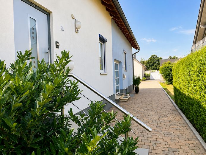 Helle, familienfreundliche Doppelhaushälfte in Südlage mit Garten und Terrasse – Hauseingang