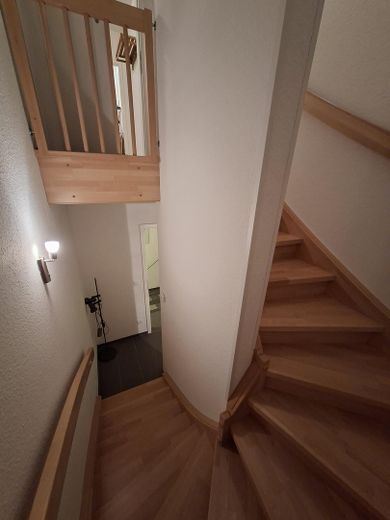 Wohnen und Arbeiten an einem Ort? Moderne Stadtwohnung mit Dachterrasse. – Innere Treppe