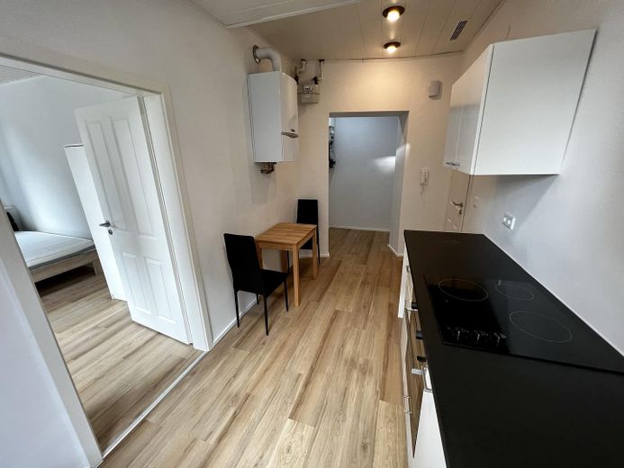 Stilvolle 2-Zimmer-Altbauwohnung – frisch renoviert mit moderner EBK; WG Geeignet – Wohnbereich