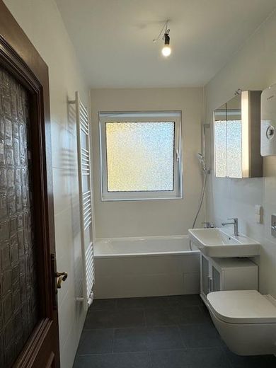 1 möbliertes Zimmer in renovierter 4-Zimmer-WG in Berlin-Spandau – Badezimmer mit Badewanne
