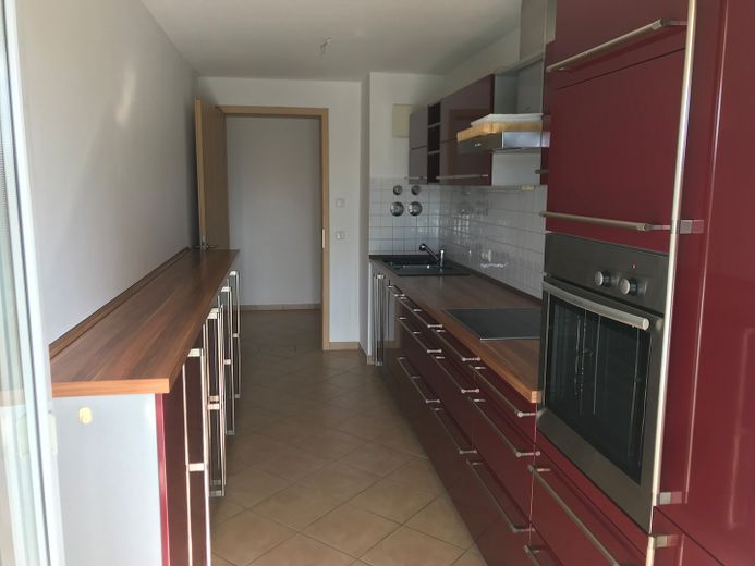 Hell und sehr gut geschnitten! Wohnung mit viel Platz und einem großen überdachten Balkon. – Moderne voll eingerichtete EBK