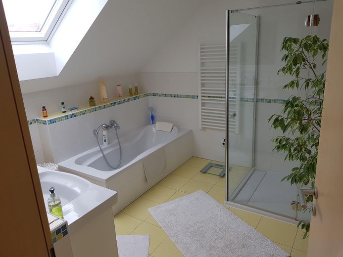 Luxus-Oase am Waldrand: Modernes A + Effizienzhaus mit Pool und Top Bahnanbindung! – Foto 24