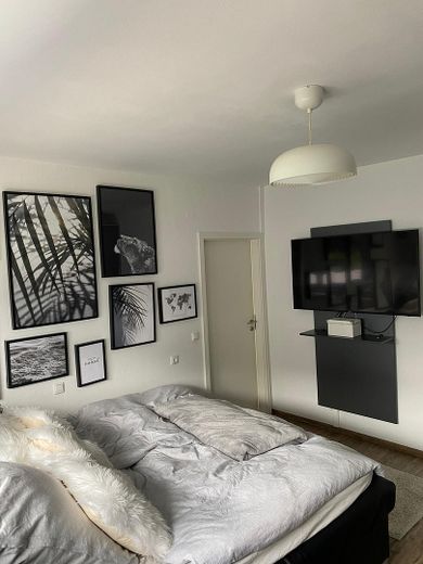 Modern renovated 3.5-room apartment with balcony, garage & fitted kitchen | Owner-occupiers or approx. 6% yield – Schlafzimmer