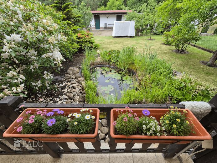 Charmante Doppelhaushälfte mit direktem Seeblick - FALC Immobilien – Garten